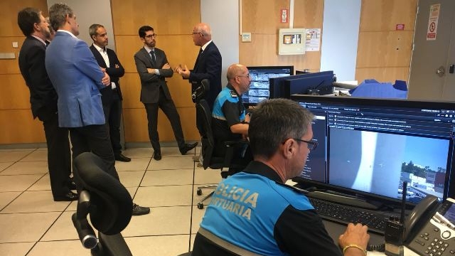 El director general de Protección Civil y Emergencias, Alberto Herrera Rodríguez, junto con el subdelegado del Gobierno en Cádiz, José Pacheco, en la sala de control de Protección Civil