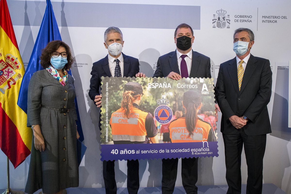 El ministro del Interior, Fernando Grande-Marlaska, el presidente de Correos, Juan Manuel Serrano, la subsecretaria, Isabel Goicoechea, el director general de Protección Civil y Emergencias, Leonardo Marcos, posan con el sello