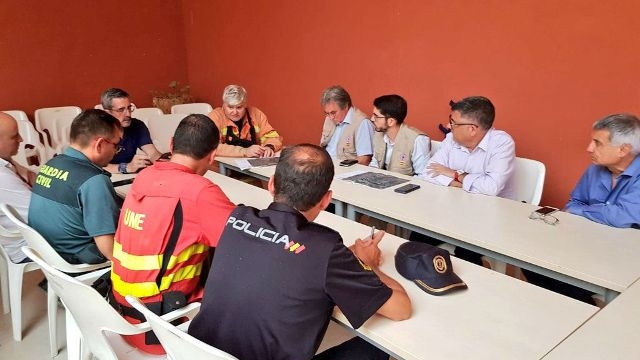 reunión para comprobar las zonas afectadas del incendio forestal de Llutxent
