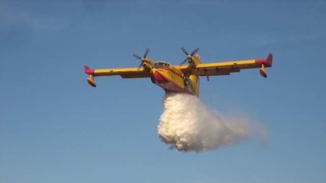 avión de extinción de los incendios forestales volando