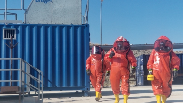 algunos personas de Guardia Civil y trajes especiales para el riesgos nuclear