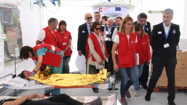 Grande-Marlaska en el simulacro internacional a gran escala en España dentro de una carpa de hospital