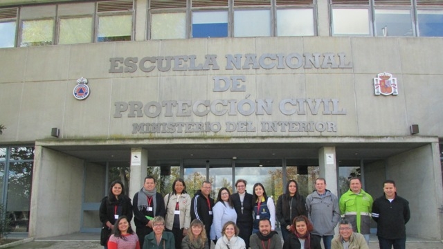 los asistentes en la entrada principal del edificio de la Escuela Nacional de Protección Civil