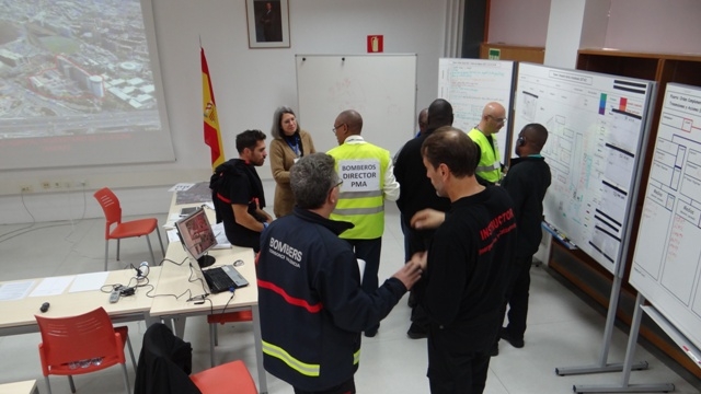 algunos de los asistentes charlando sobre el curso