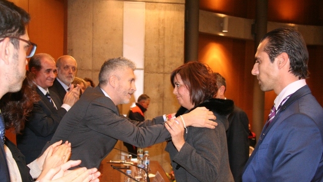 Grande-Marlaska condecorando a una de las persona con la medalla al Mérito de Protección Civil 2018