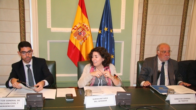 la subsecretaria del Ministerio del Interior, Isabel Goicoechea, acompañada por el director general de Protección Civil y Emergencias, Alberto Herrera