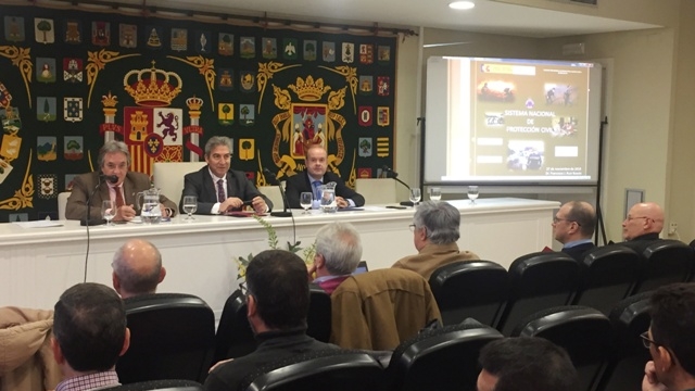 reunión con los radioaficionados analizan la actuación en emergencias en unas jornadas formativas sobre protección civil