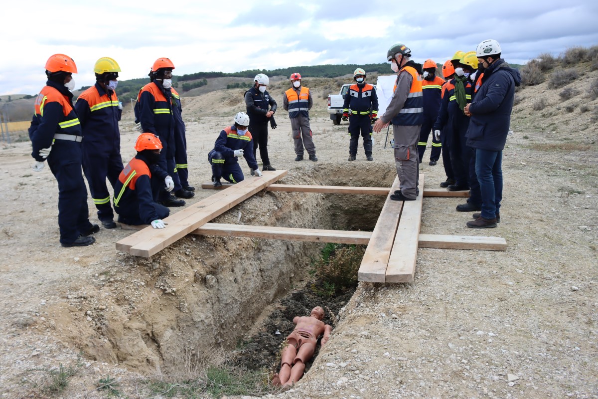 Oficiales mauritanos en ejercicio de rescate en zanja