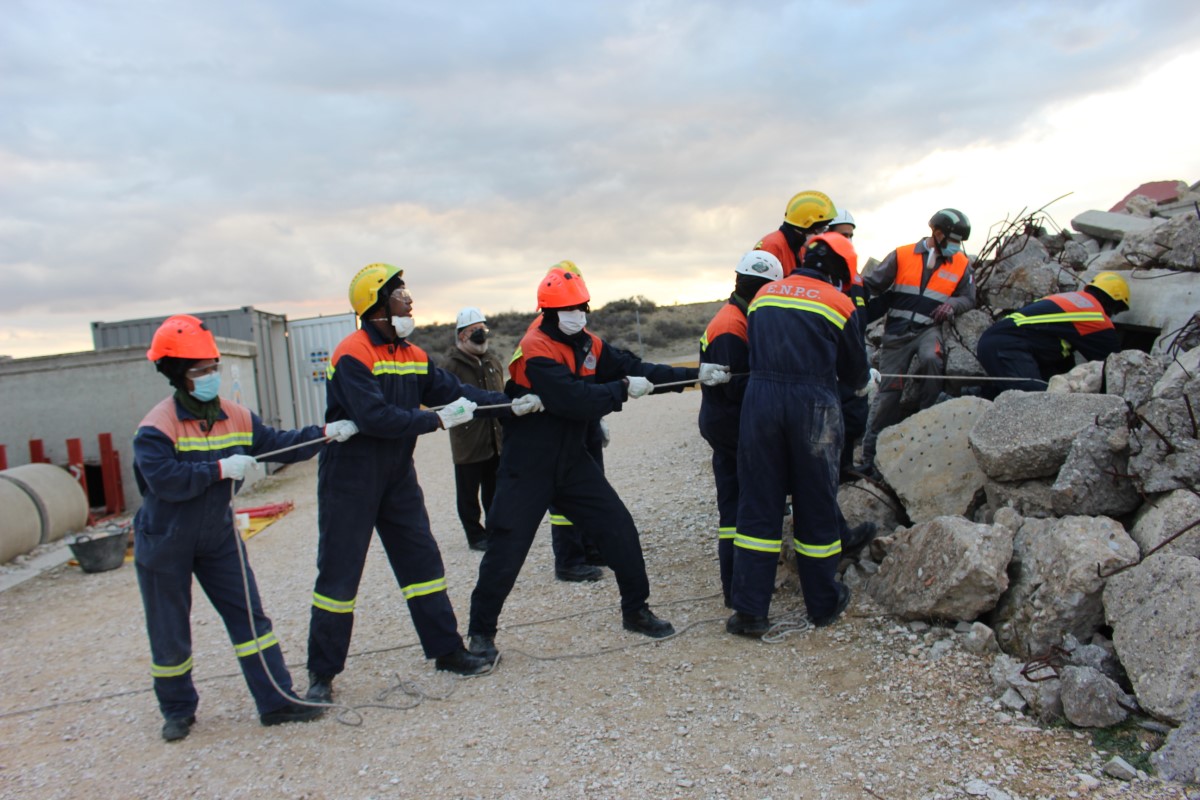 Oficiales mauritanos en ejercicio de rescate en galeria