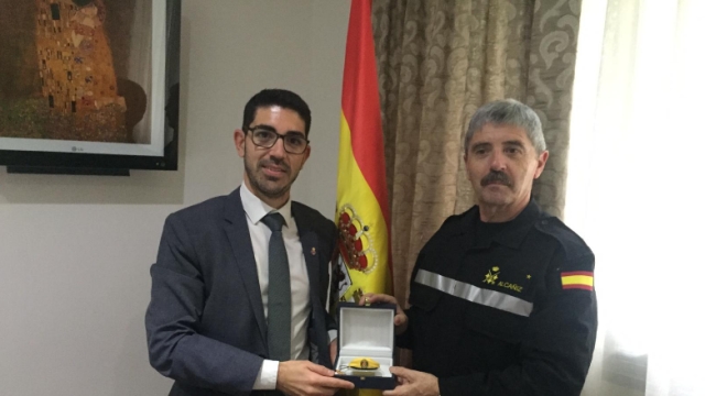 el director de Protección Civil y Emergencias con el teniente general jefe de la Unidad, Miguel Alcañiz Comas.