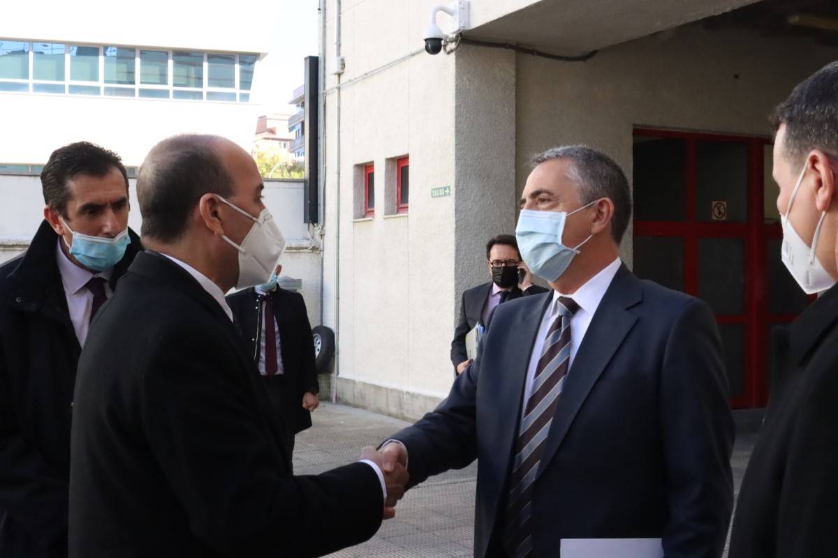 Apretón de manos entre el Ministro del Interior de Argelia, Kamel Beldjoud y Director de Protección Civil, Leonardo Marcos