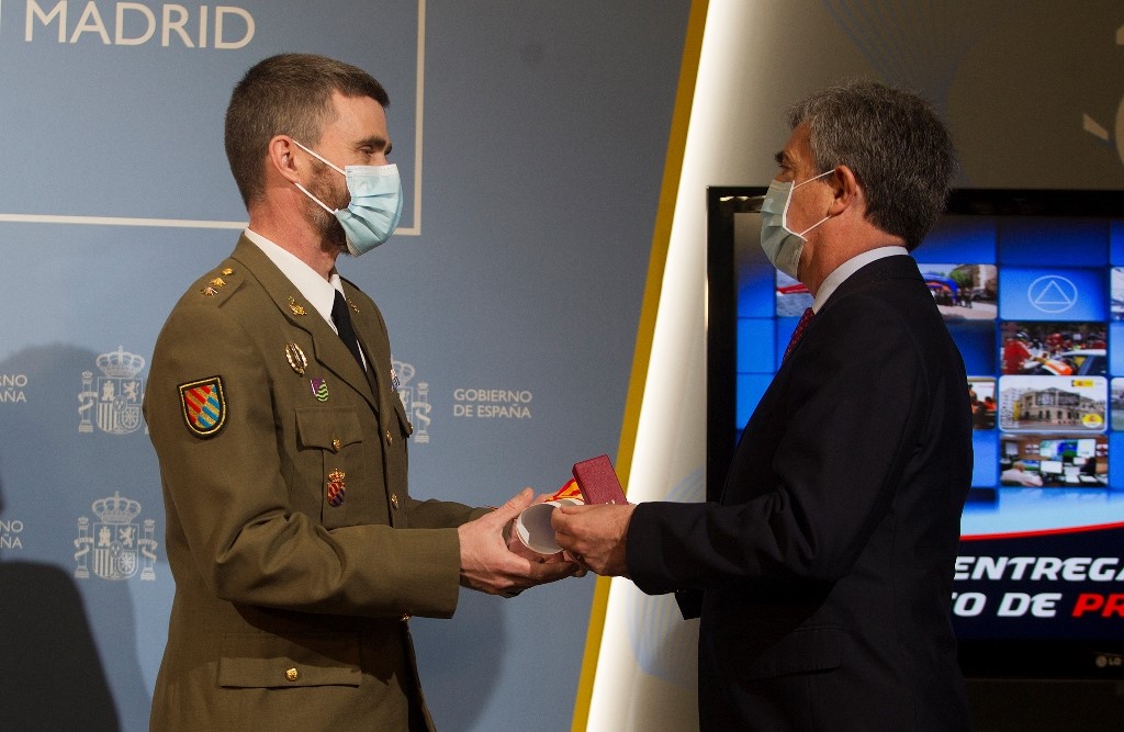 Galardonado Teniente Coronel Juan Esteban Rodas, UME, recogiendo premio