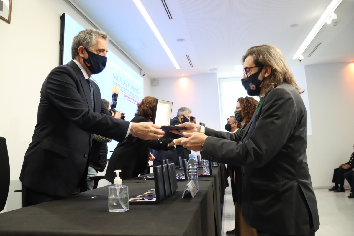 El Director General de Protección Civil, Leonardo Marcos hace entrega de la medalla a Arturo Larena, director de la plataforma EFEverde
