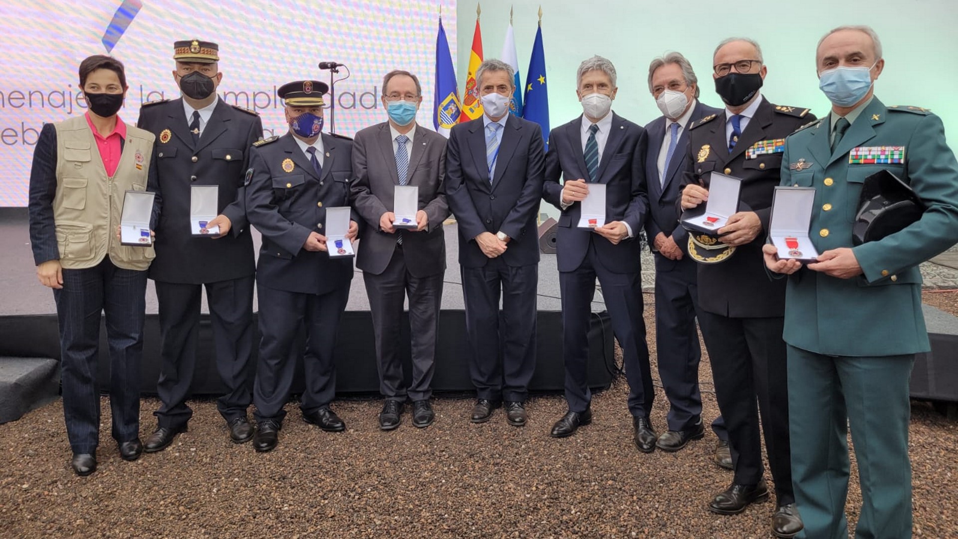 El ministro del Interior y el director general de Protección Civil y Emergencias junto a algunos premiados