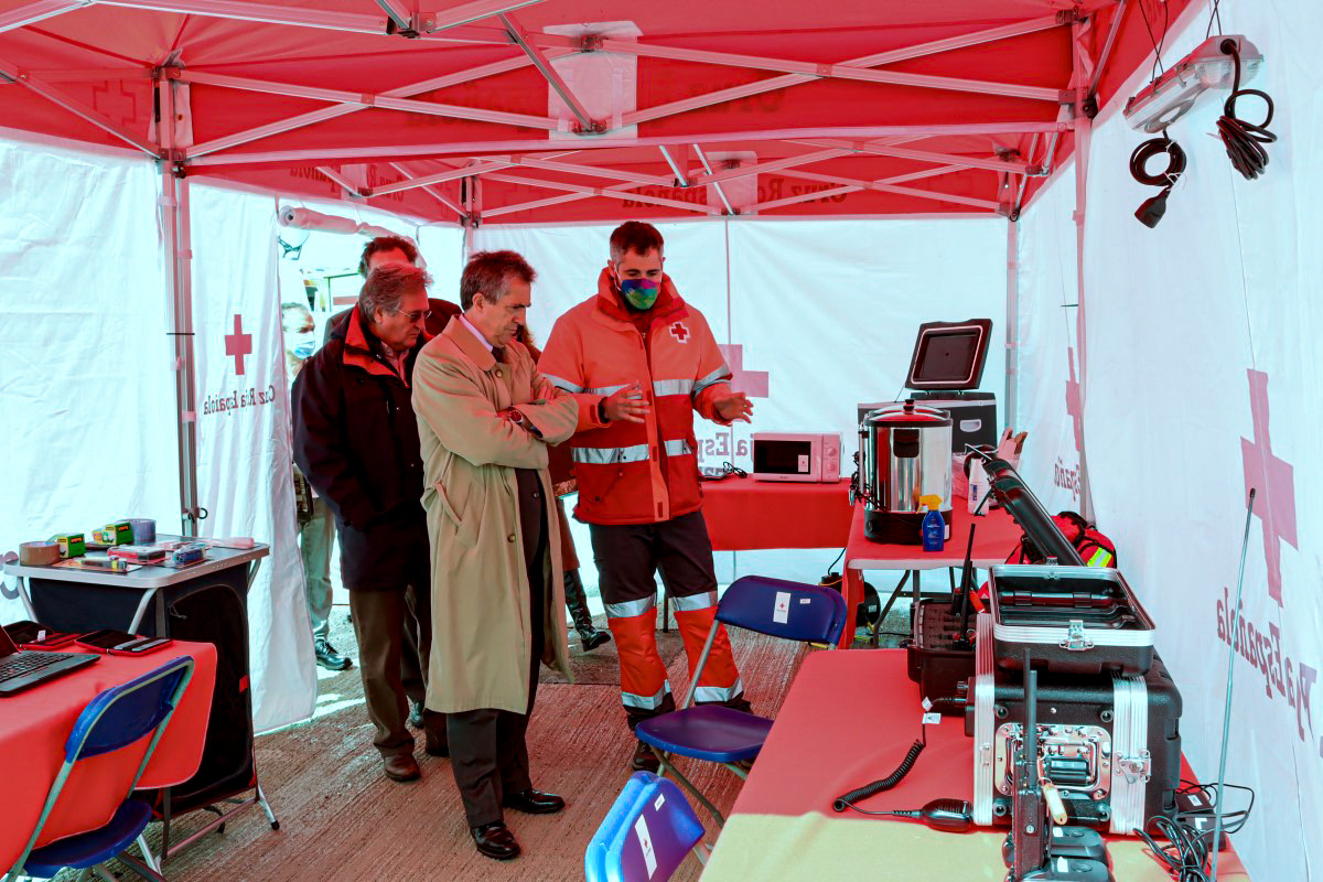 Director visita carpa Cruz Roja