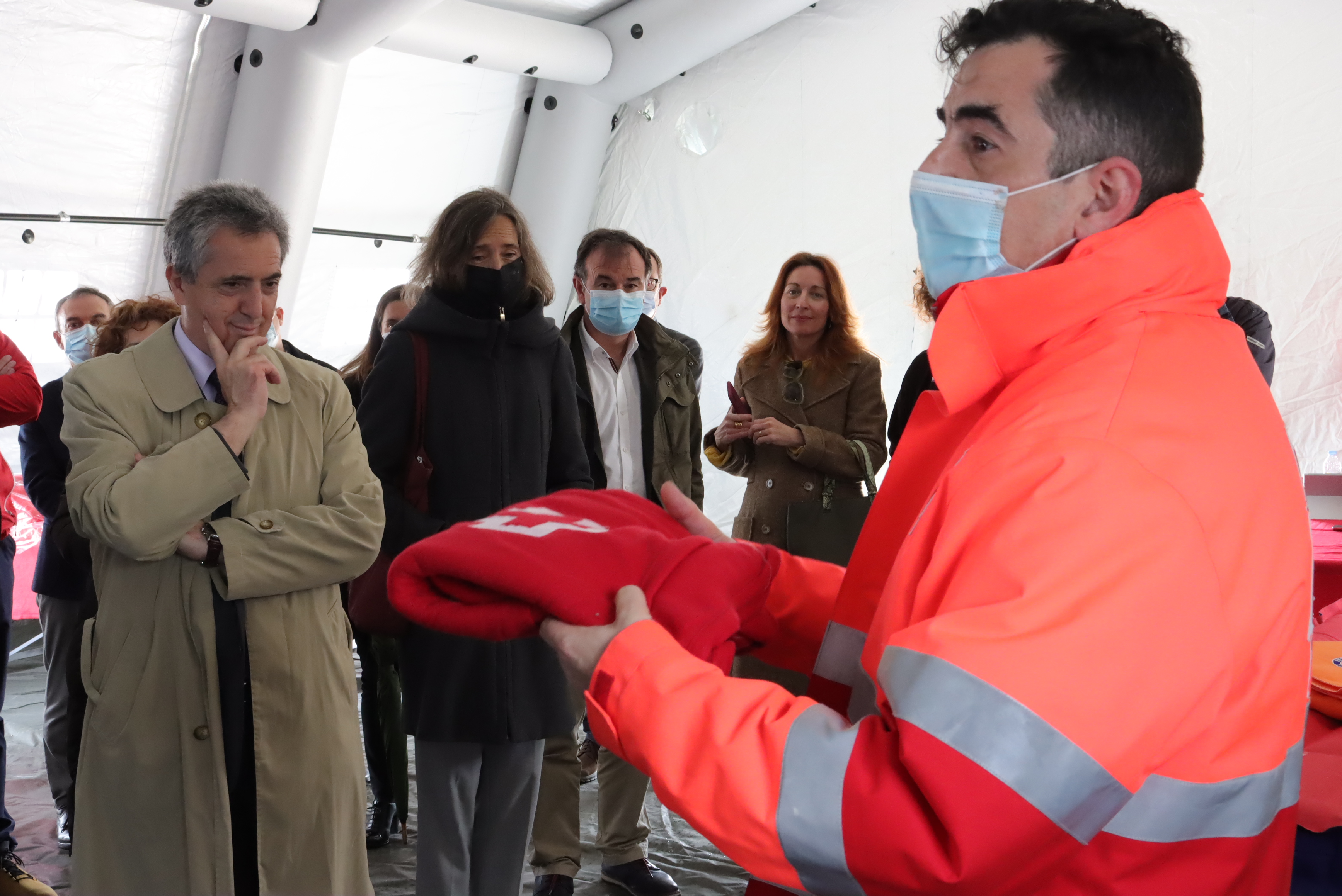 Miembro de Cruz Roja explica a los asistentes los procedimientos