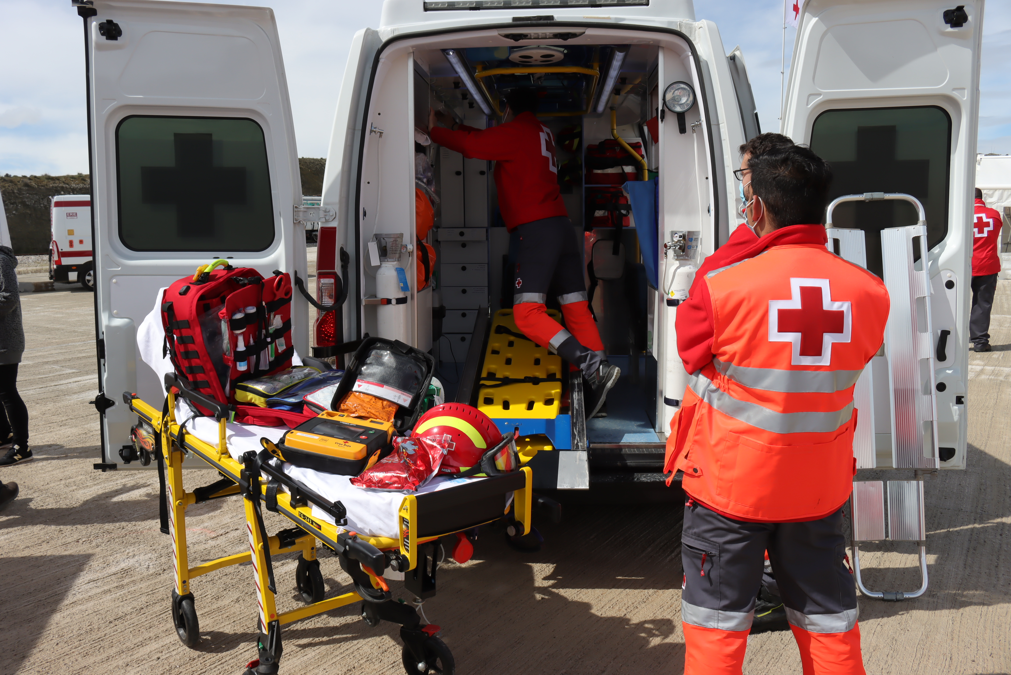 Ambulancia con miembros de Cruz Roja