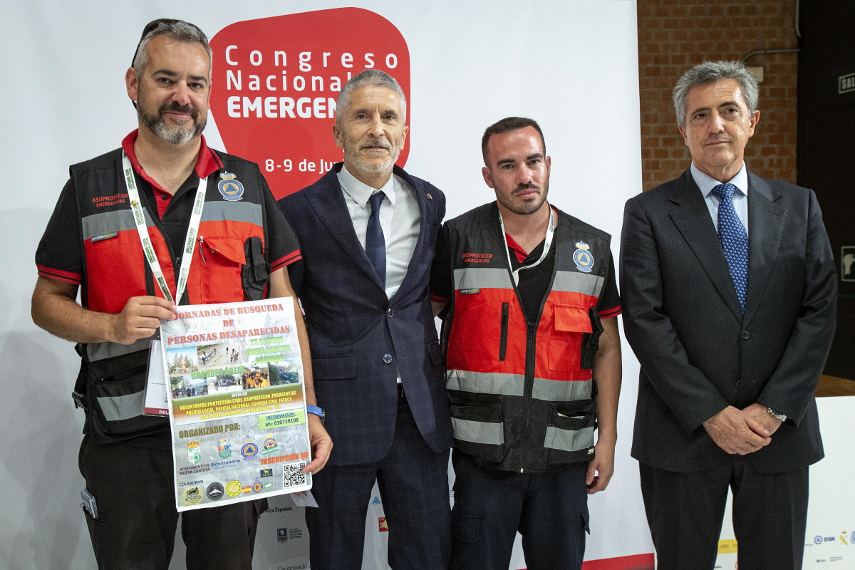 Autoridades con personal de protección civil en Congreso