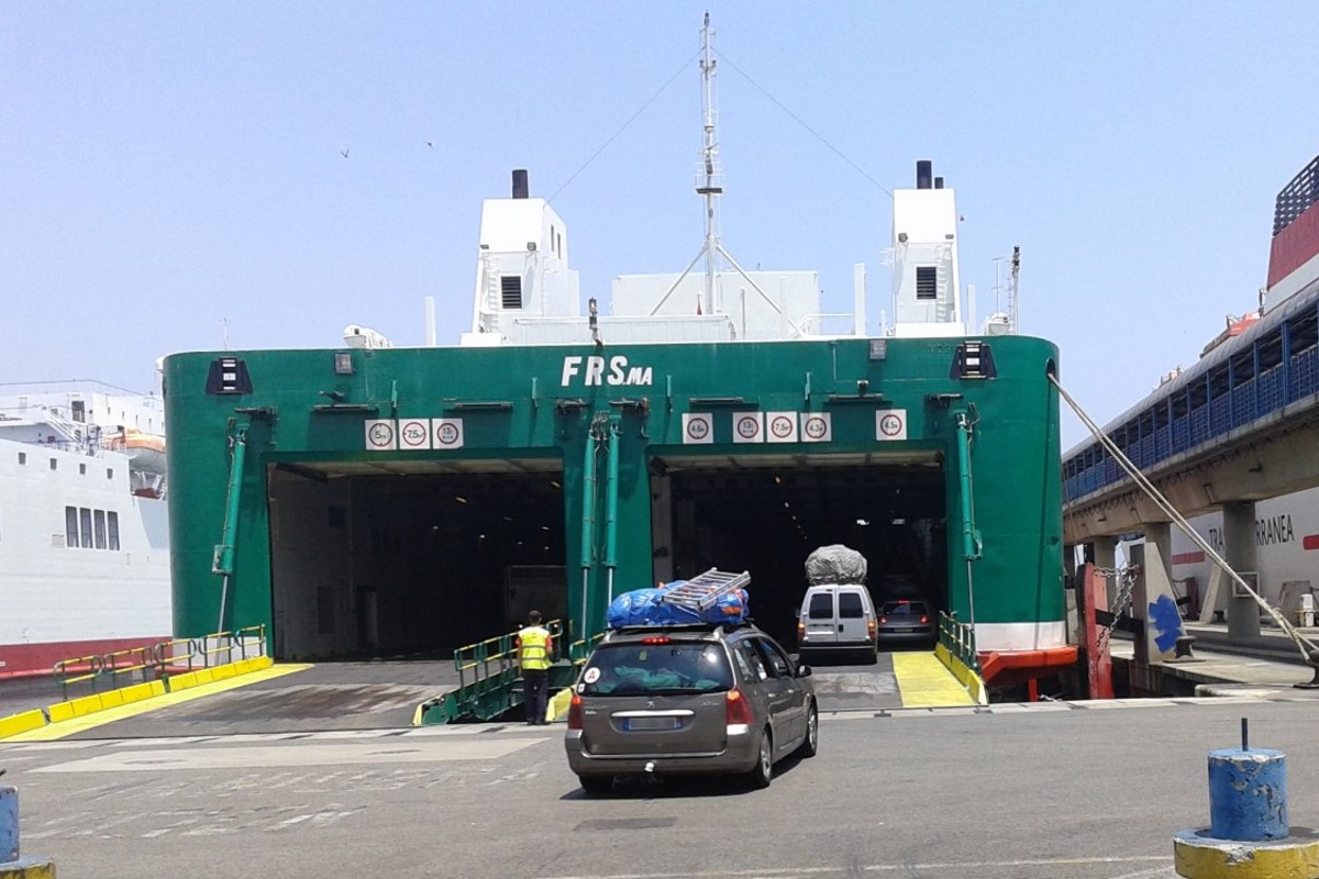 Coches embarcando en ferry