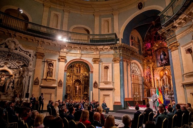 Momento del acto de entrega de condecoraciones