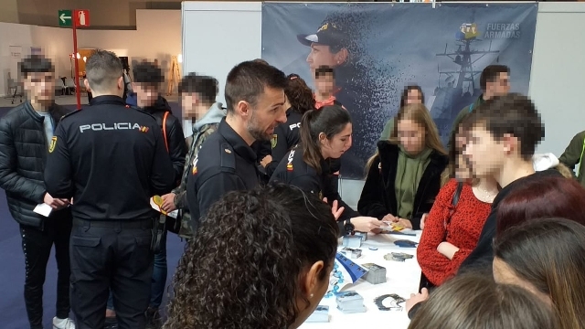 la policía Nacional en el Aula 2020 con estudiantes