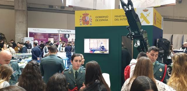 la Guardia Civil en el stand del Ministerio del Interior en el Aula 2020 con estudiantes