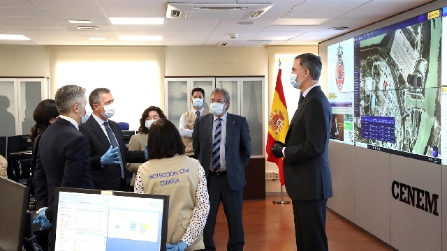 S.M. el Rey visita junto a Grande-Marlaska el Centro Nacional de Emergencias