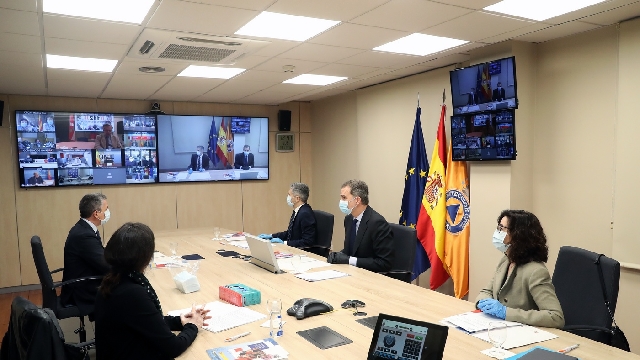 S.M. el Rey durante la reunión por videoconferencia