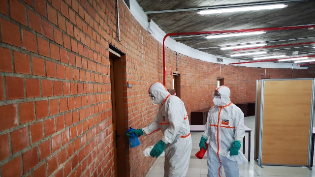 dos personas con uniforme en el curso de la Escuela Nacional de Protección Civil en técnicas de intervención para la desinfección de espacios y edificios
