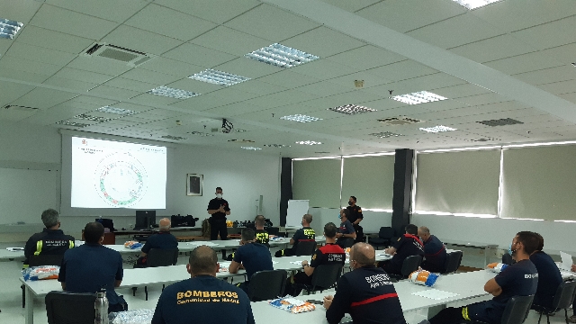personal del cuerpo de bomberos en el curso de en técnicas de intervención para la desinfección de espacios y edificios