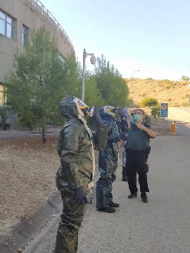 personal de la guardia civil explica como funciona el traje de protección