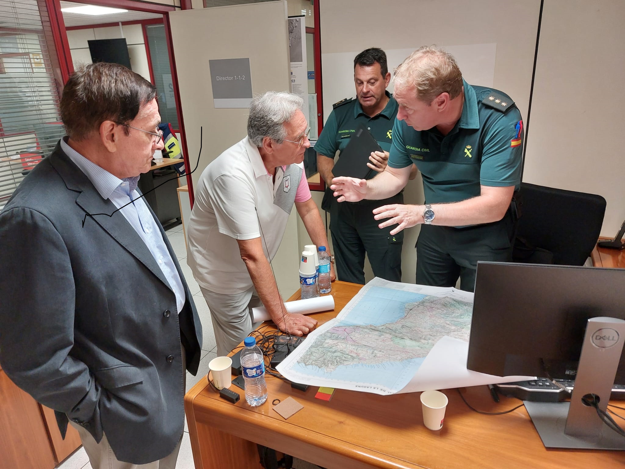 El director en la oficina de gestión del incendio