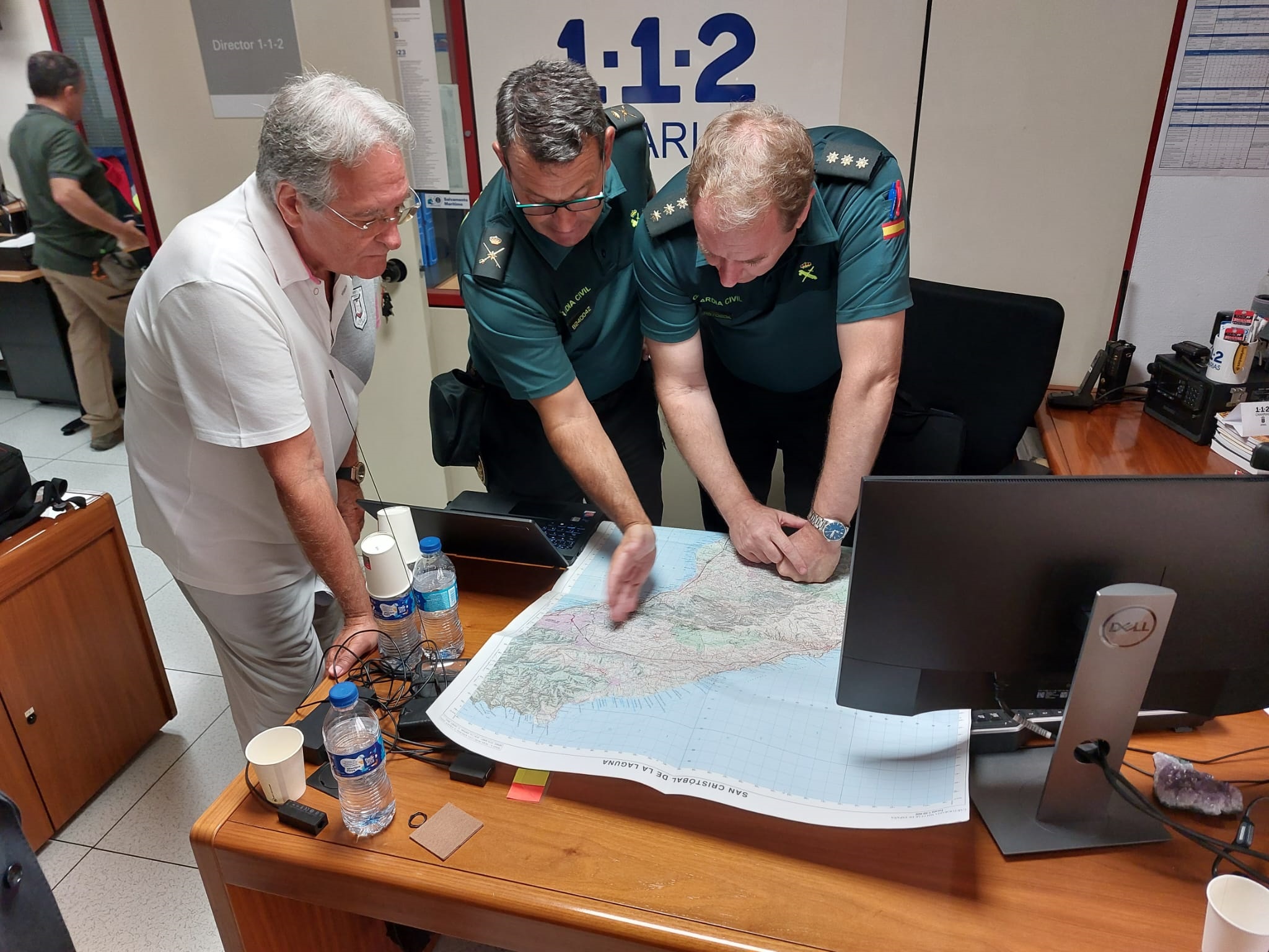 El director en la oficina de gestión del incendio