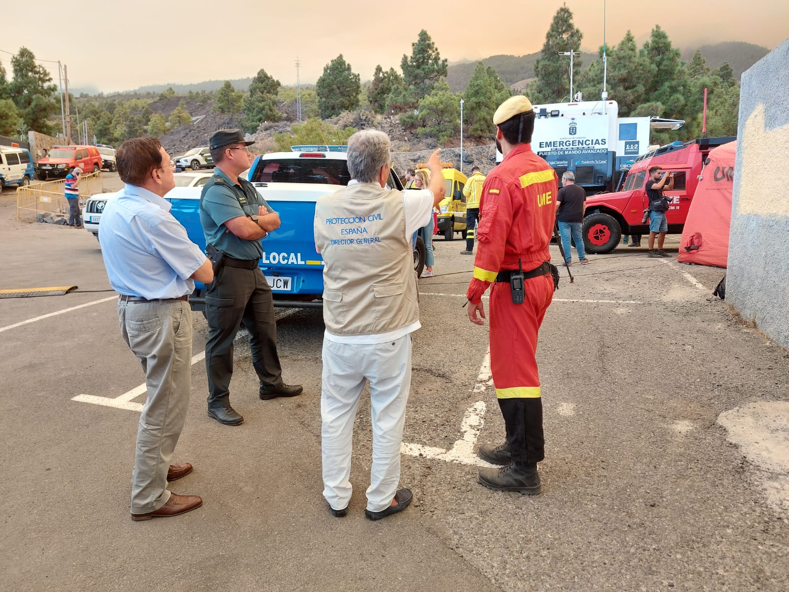 El director con componentes del equipo de mando