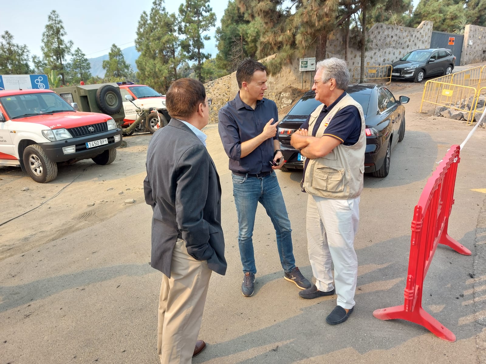 El director reunido con integrantes del puesto de mando