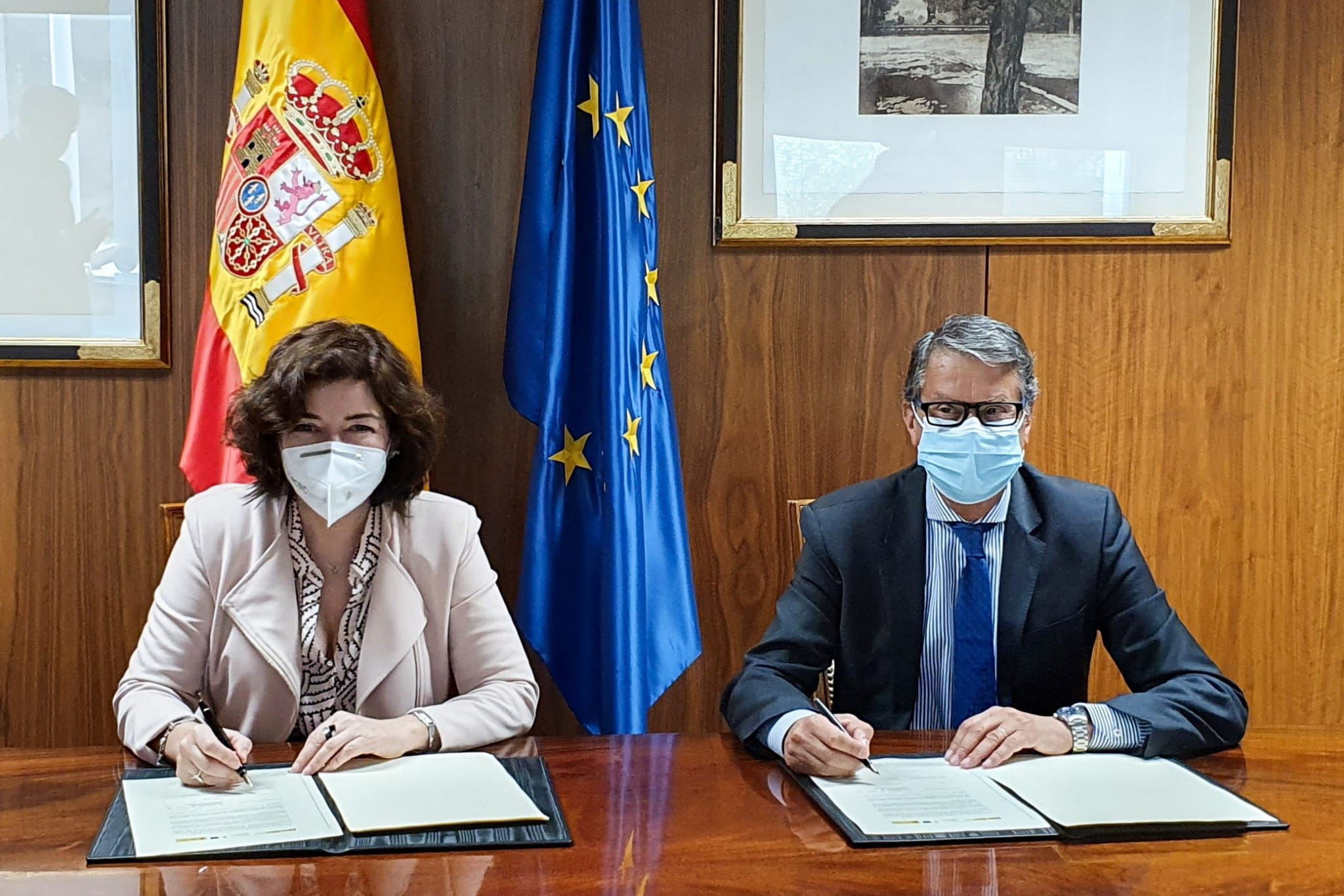 El secretario de Estado de Telecomunicaciones e Infraestructuras Digitales, Roberto Sánchez, y la subsecretaria del Ministerio del Interior, Isabel Goicoechea rubricando el acuerdo.